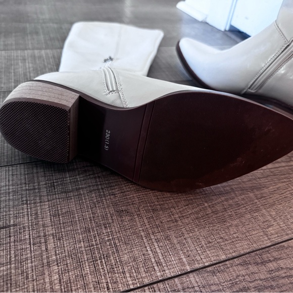 Pointed toe white boots - Picture 5 of 6